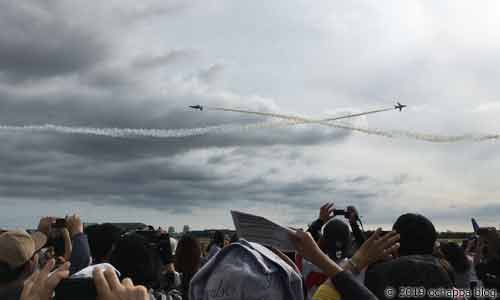 ブルーインパルス２機がすれ違ったあとの光景